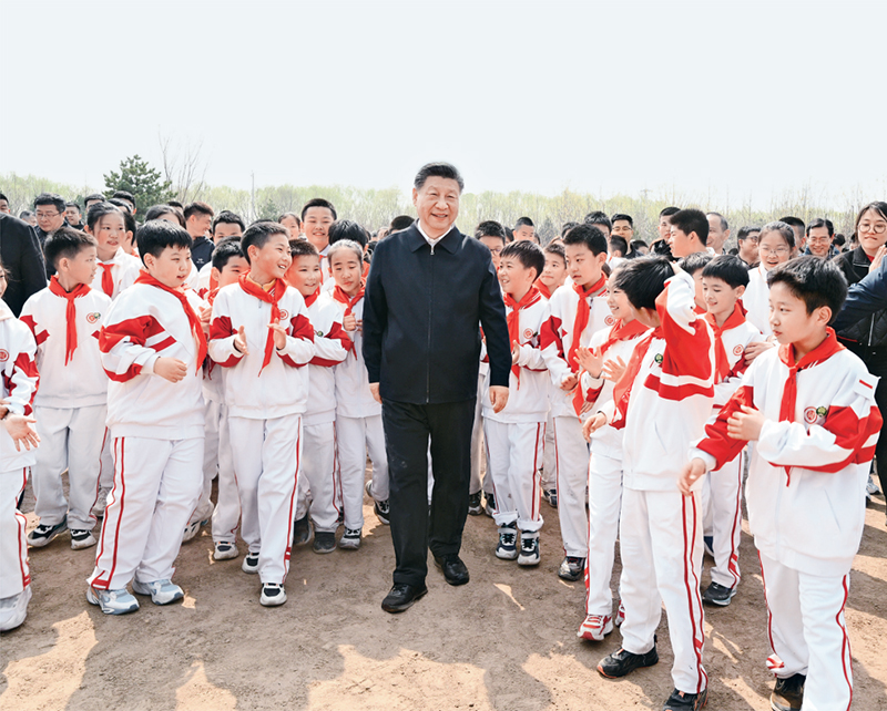 2024年4月3日，黨和國家領導人習近平、李強、趙樂際、王滬寧、蔡奇、丁薛祥、李希、韓正等來到北京市通州區潞城鎮參加首都義務植樹活動。這是習近平同少先隊員在一起。 新華社記者 李學仁/攝